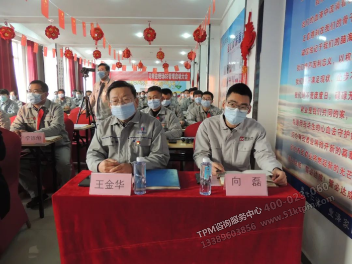 生產(chǎn)副總王副總（左）、新益為咨詢向老師（右）